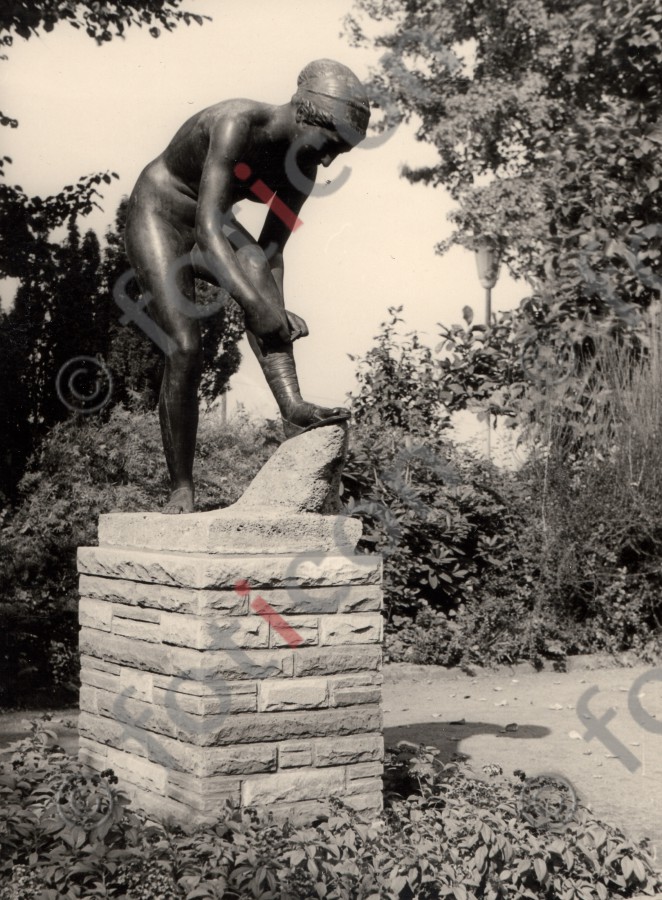 Skulptur &quot;Sandalenbinderin&quot; (1901) von August Kraus im Rheingarten - Foto foticon-duesseldorf-0098.jpg | foticon.de - Bilddatenbank für Motive aus Geschichte und Kultur